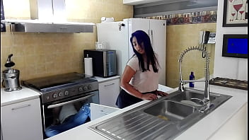 Latina in der Küche von einem Klempner gefickt