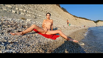 Der FKK-Strand wird von einem wunderschönen Mädchen besetzt, das sich nicht schämt, nackt zu sein